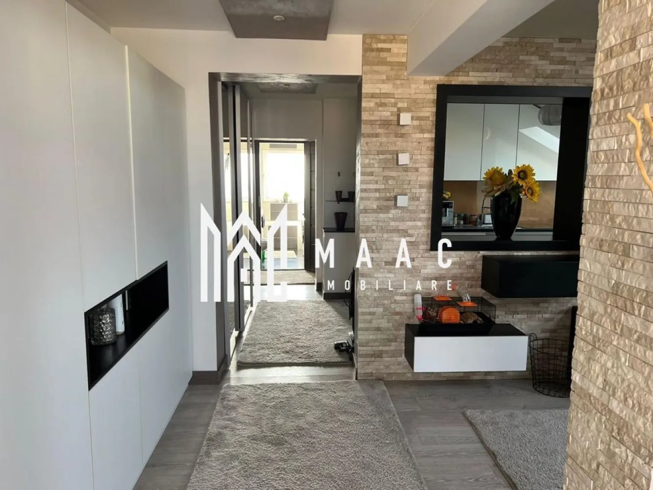 Apartament la vila | 3 camere | Zona Tilisca - Maac Imobiliare propune spre vânzare un apartament cu 3 camere situat într-o vilă din zona Tilisca.

Locuinta cuprinde: living, doua dormitoare, bucatarie, baie cu geam de aerisire.

Finisaje premium, mobilier de calitate și electrocasnice moderne, atent alese pentru a oferi confort și funcționalitate.

Localizare excelentă: zonă liniștită, cu acces rapid către școli, grădinițe, magazine și zone de relaxare, statii de transport in comun, etc

Pentru mai multe detalii va rugam specificati telefonic ID: CP2704885