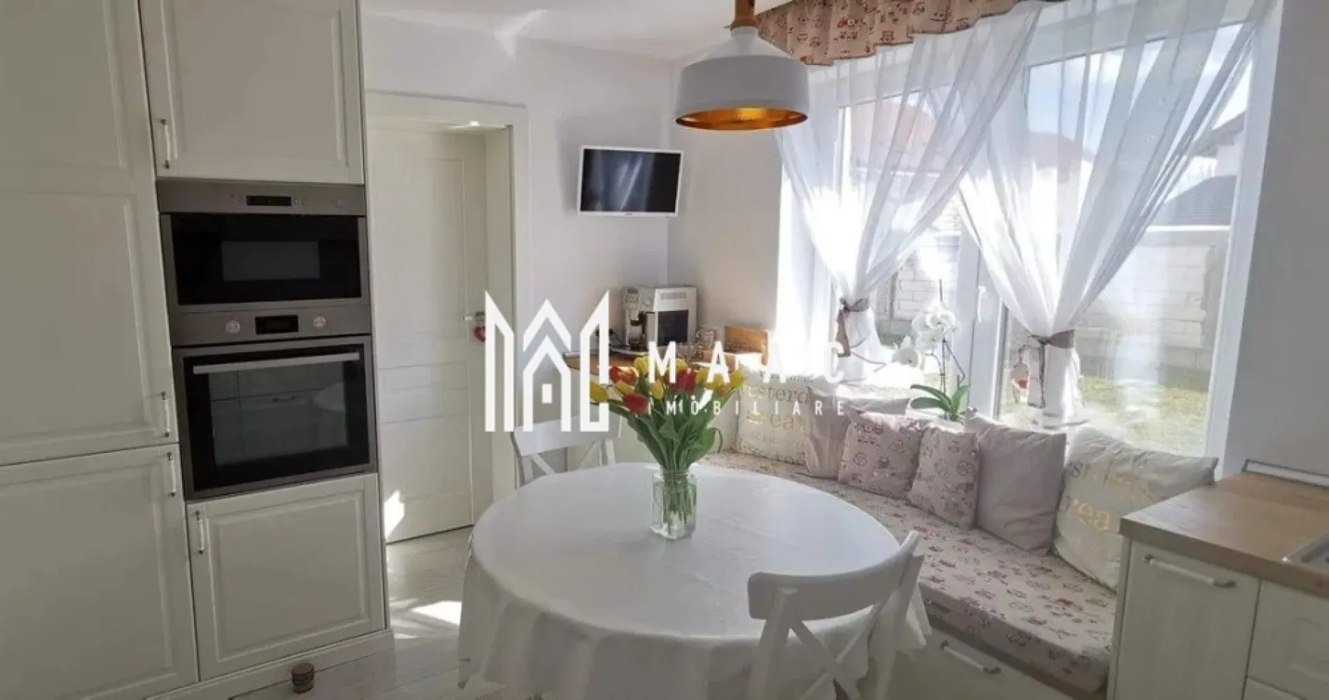 Casa individuala | 216 mp utili | Teren 500 mp | Veterani - MAAC Imobiliare vă propune spre vânzare o casă individuală finalizată în perioada 2017–2018, amplasată într-un cartier aerisit de case, ce oferă liniște, intimitate și acces facil către autostradă și zona comercială.

Proprietatea are o suprafață utilă de 216 mp și este edificată pe un teren de 500 mp, beneficiind de curte individuală, terasă generoasă și garaj închis. Construcția este solidă, realizată cu design modern și materiale de înaltă calitate.

Compartimentarea este practică și bine organizată:

parter:
-living spațios cu șemineu și distribuție de căldură către etaj
-bucătărie separată
-cămară
-cameră suplimentară (birou sau dormitor)
-baie complet echipată (cabină de duș, wc, bideu)
-hol larg și luminos
-spațiu tehnic
-debara

etaj:
-2 dormitoare
-dressing (poate fi transformat în dormitor)
-2 băi (una matrimonială cu cadă și cabină de duș, una secundară)
-budoar
-hol spațios și luminos

Dotări și finisaje:
-încălzire în pardoseală pe toată suprafața
-izolație cu vată bazaltică
-tâmplărie PVC premium
-parchet Egger 12 mm
-plăci mari și gresie premium în băi
-baterii și obiecte sanitare de calitate superioară
-finisaje moderne atent selectate

Avantajele acestei case individuale includ poziționarea excelentă, cu acces rapid la autostradă și centre comerciale, spațiile generoase și bine compartimentate, intimitatea oferită de curtea proprie și nivelul ridicat al construcției și finisajelor.

Proprietatea este potrivită pentru o familie care își dorește un cămin modern, spațios și durabil, într-o zonă rezidențială bine conectată.

Pentru mai multe detalii, vă rugăm să menționați numărul CP2706525 la telefon.