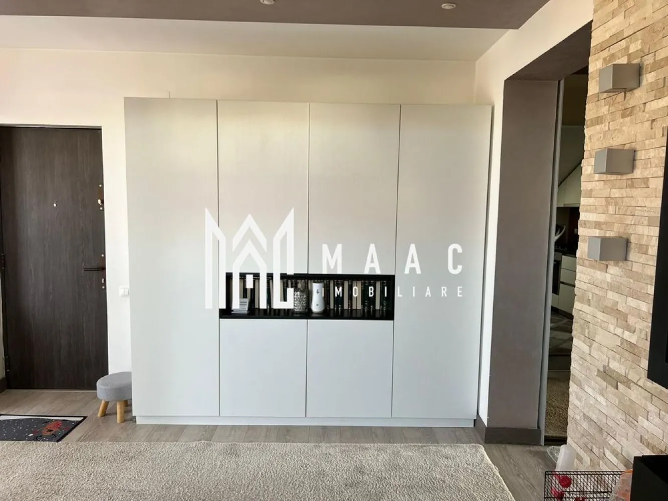 Apartament la vila | 3 camere | Zona Tilisca - Maac Imobiliare propune spre vânzare un apartament cu 3 camere situat într-o vilă din zona Tilisca.

Locuinta cuprinde: living, doua dormitoare, bucatarie, baie cu geam de aerisire.

Finisaje premium, mobilier de calitate și electrocasnice moderne, atent alese pentru a oferi confort și funcționalitate.

Localizare excelentă: zonă liniștită, cu acces rapid către școli, grădinițe, magazine și zone de relaxare, statii de transport in comun, etc

Pentru mai multe detalii va rugam specificati telefonic ID: CP2704885
