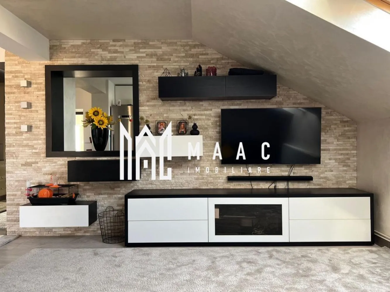 Apartament la vila | 3 camere | Zona Tilisca - Maac Imobiliare propune spre vânzare un apartament cu 3 camere situat într-o vilă din zona Tilisca.

Locuinta cuprinde: living, doua dormitoare, bucatarie, baie cu geam de aerisire.

Finisaje premium, mobilier de calitate și electrocasnice moderne, atent alese pentru a oferi confort și funcționalitate.

Localizare excelentă: zonă liniștită, cu acces rapid către școli, grădinițe, magazine și zone de relaxare, statii de transport in comun, etc

Pentru mai multe detalii va rugam specificati telefonic ID: CP2704885
