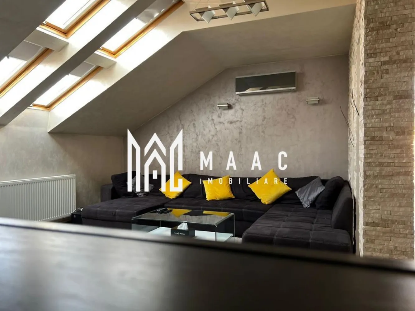 Apartament la vila | 3 camere | Zona Tilisca - Maac Imobiliare propune spre vânzare un apartament cu 3 camere situat într-o vilă din zona Tilisca.

Locuinta cuprinde: living, doua dormitoare, bucatarie, baie cu geam de aerisire.

Finisaje premium, mobilier de calitate și electrocasnice moderne, atent alese pentru a oferi confort și funcționalitate.

Localizare excelentă: zonă liniștită, cu acces rapid către școli, grădinițe, magazine și zone de relaxare, statii de transport in comun, etc

Pentru mai multe detalii va rugam specificati telefonic ID: CP2704885