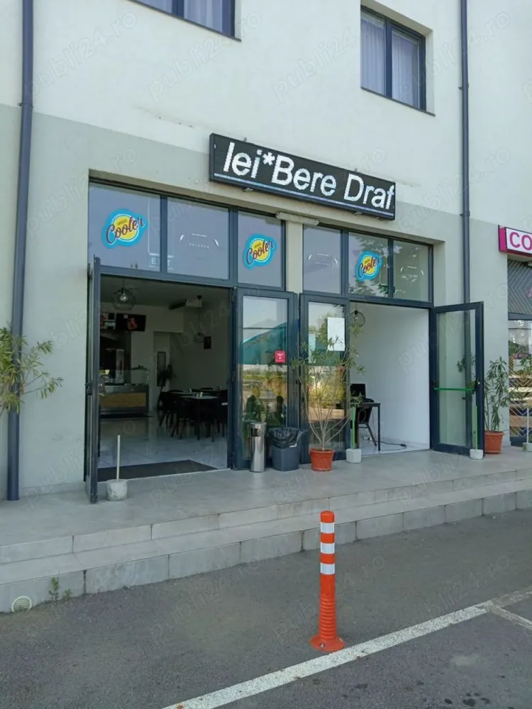 Afacere la cheie de vanzare. - Afacere la cheie de vanzare !
Vand restaurat de tip fast food in zona prelungirea ghencea 333 ( cartierul latin )
Restaurantul functioneaza de circa 2 ani fiind in crestere , avand toate avizele dsv , dsp si de functionare !
Restaurantul dispune de o terasa , si de 160 mp in interior dotat cu :
Mese , scaune pt 30 persoane , toata aparatura pentru o buna functionare si mai exact :
Tv -5 buc
Frigidere 4 buc 2 mari, 2 mici
Lazi frigorifice 2 buc
Aparate shaorma 2 buc
Gratar , aragaz pe gaz
Masa calda , masa rece , ideal inox
Vitrina rece prajituri
Cuptor pizza electric
Rostisor pui
Mese inox 6 buc
Chiuveta profesionala 2 cuve
Chiuveta mica
Baie clienti
Baie personal cu 2 vestiare
Restauratul se da cu tot cu farfuri tacamuri nu trebuie absolut nimic , el inca functioneaza !
Restaurantul are contract cu platformele glovo , tazz, bolt !
Pret 20000 euro.