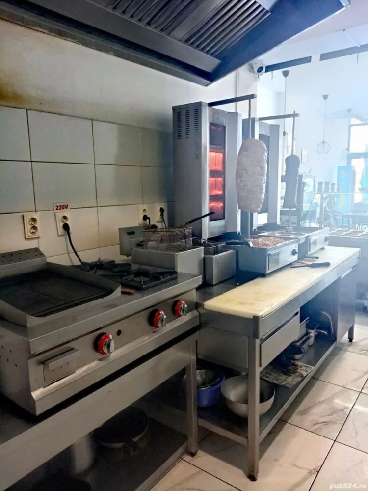 Afacere la cheie de vanzare. - Afacere la cheie de vanzare !
Vand restaurat de tip fast food in zona prelungirea ghencea 333 ( cartierul latin )
Restaurantul functioneaza de circa 2 ani fiind in crestere , avand toate avizele dsv , dsp si de functionare !
Restaurantul dispune de o terasa , si de 160 mp in interior dotat cu :
Mese , scaune pt 30 persoane , toata aparatura pentru o buna functionare si mai exact :
Tv -5 buc
Frigidere 4 buc 2 mari, 2 mici
Lazi frigorifice 2 buc
Aparate shaorma 2 buc
Gratar , aragaz pe gaz
Masa calda , masa rece , ideal inox
Vitrina rece prajituri
Cuptor pizza electric
Rostisor pui
Mese inox 6 buc
Chiuveta profesionala 2 cuve
Chiuveta mica
Baie clienti
Baie personal cu 2 vestiare
Restauratul se da cu tot cu farfuri tacamuri nu trebuie absolut nimic , el inca functioneaza !
Restaurantul are contract cu platformele glovo , tazz, bolt !
Pret 20000 euro.
