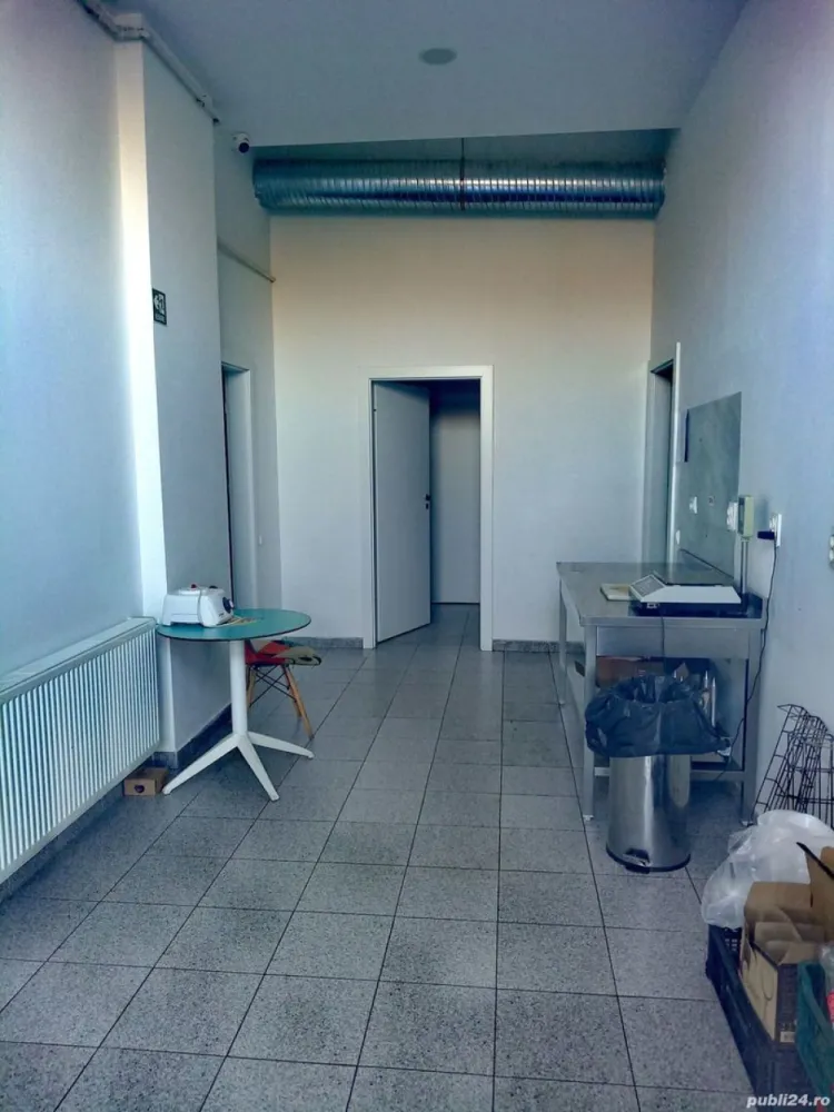 Afacere la cheie de vanzare. - Afacere la cheie de vanzare !
Vand restaurat de tip fast food in zona prelungirea ghencea 333 ( cartierul latin )
Restaurantul functioneaza de circa 2 ani fiind in crestere , avand toate avizele dsv , dsp si de functionare !
Restaurantul dispune de o terasa , si de 160 mp in interior dotat cu :
Mese , scaune pt 30 persoane , toata aparatura pentru o buna functionare si mai exact :
Tv -5 buc
Frigidere 4 buc 2 mari, 2 mici
Lazi frigorifice 2 buc
Aparate shaorma 2 buc
Gratar , aragaz pe gaz
Masa calda , masa rece , ideal inox
Vitrina rece prajituri
Cuptor pizza electric
Rostisor pui
Mese inox 6 buc
Chiuveta profesionala 2 cuve
Chiuveta mica
Baie clienti
Baie personal cu 2 vestiare
Restauratul se da cu tot cu farfuri tacamuri nu trebuie absolut nimic , el inca functioneaza !
Restaurantul are contract cu platformele glovo , tazz, bolt !
Pret 20000 euro.