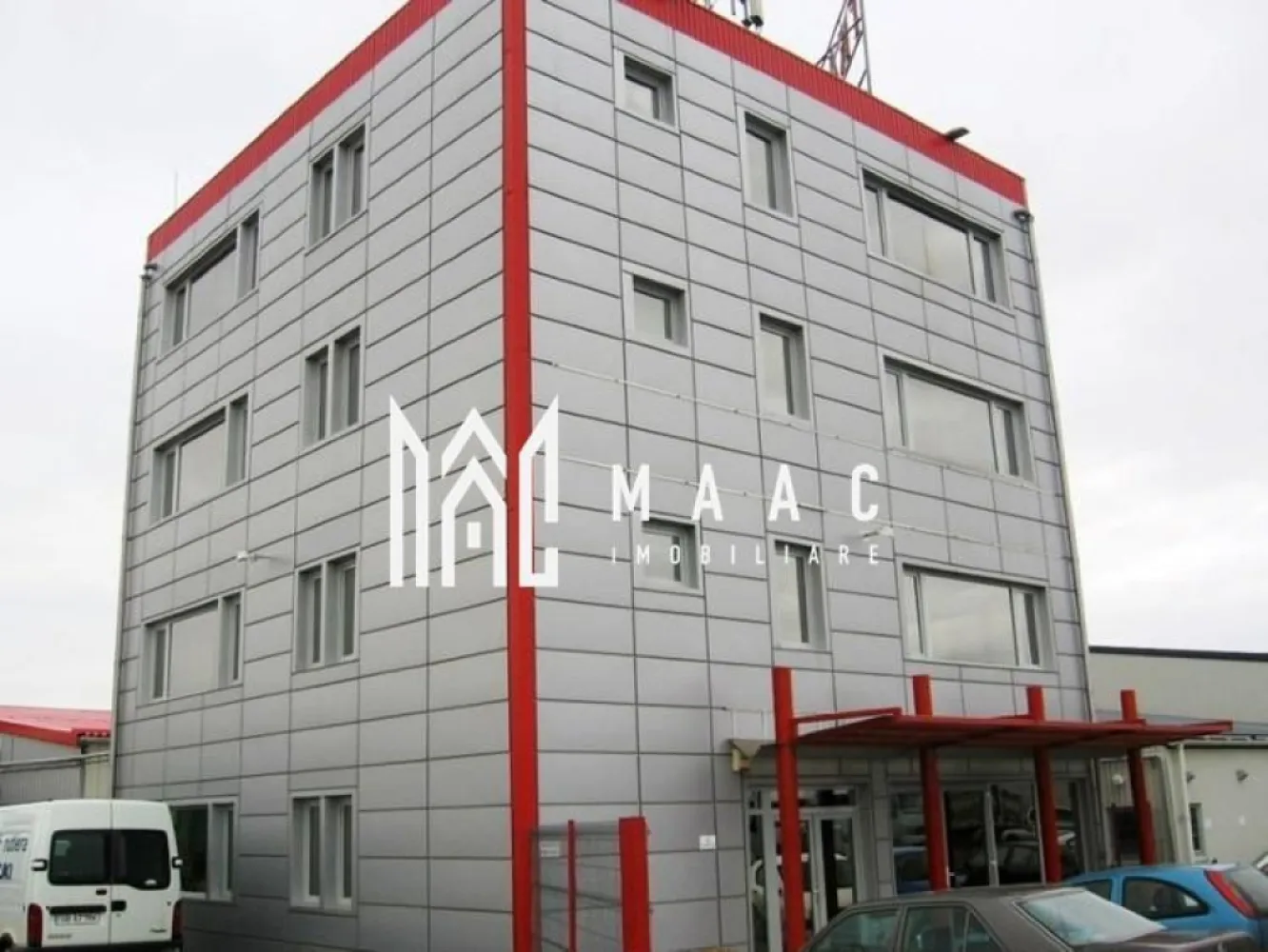 Cladire de birouri | Oportunitate de investiție I Selimbar - Maac imobiliare va prezinta o clădire de birouri situată în Șelimbăr.

Imobilul cuprinde: 19 birouri spațioase, 2 băi, 1 bucătărie complet utilată.

Amprentă la sol- 136 mp; regim de înălțime: P+3; an construcție: 2008.

Pretabil pentru sediu de firmă, clinică, centru educational, etc, acest spațiu multifuncțional poate fi reconfigurat dupa preferinta.

Acces direct ( inclusiv pentru vehicule mari) dintr-o stradă asfaltată.

Toate utilitățile: curent, gaz, apă, canalizare, internet și telefon.

Preț de vânzare: 590.000 EUR + TVA.

Cu numeroase posibilitati de exploatare, acest imobil poate reprezenta o oportunitate excelenta de investitie.

Pentru mai multe detalii va rugam sa specificati telefonic ID: CP2704736