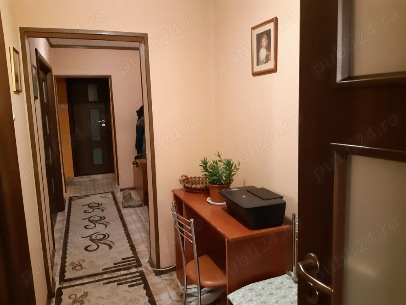 Apartament 4 Camere - București, Rahova, Zona Petre Ispirescu - Se vinde apartament spațios cu 4 camere, situat în zona Rahova, intersecție cu Petre Ispirescu. Apartamentul este semidecomandat și se află la etajul 8 din 10, oferind o priveliște frumoasă asupra împrejurimilor.

Detalii apartament:
- Suprafață: 80 mp
- Compartimentare: 3 dormitoare, sufragerie cu balcon, bucătărie, debara, baie principală și baie secundară
- Mobilat și utilat complet
- Blocul este reabilitat termic

Descriere detaliată:
- Dormitoare: 2 dormitoare dotate cu paturi duble și al treilea dormitor cu o canapea extensibilă, perfecte pentru familii sau pentru cei ce doresc un spațiu de lucru suplimentar.
- Sufragerie: Mobilată cu două canapele confortabile și aer condiționat, ideală pentru momente de relaxare și socializare. Balconul oferă un loc plăcut pentru a savura cafeaua de dimineață.
- Bucătărie: Utilată cu aragaz și frigider, pregătită pentru a satisface toate nevoile culinare.
- Baie principală: Dotată cu boiler, asigurând apă caldă în permanență.
- Baie secundară: Echipată cu mașină de spălat, oferind confort și utilitate suplimentară.
- Debara: Spațiu de depozitare suplimentar pentru o organizare eficientă.

Alte detalii:
- Locație: Apartamentul este situat într-o zonă liniștită și accesibilă, cu multiple facilități în apropiere, inclusiv școli, magazine și mijloace de transport în comun.
- Etaj: 8 din10, asigurând o vedere panoramică și lumină naturală pe tot parcursul zilei.

Acest apartament reprezintă alegerea ideală pentru o familie numeroasă sau pentru cei care doresc să se bucure de un spațiu generos și bine compartimentat în inima Bucureștiului.