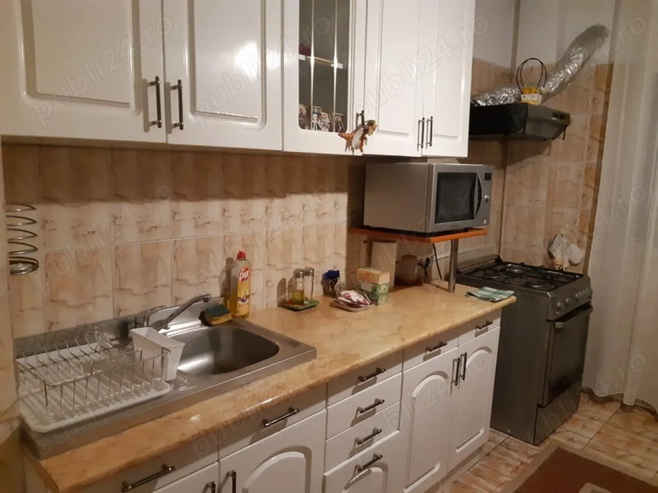 Apartament 4 Camere - București, Rahova, Zona Petre Ispirescu - Se vinde apartament spațios cu 4 camere, situat în zona Rahova, intersecție cu Petre Ispirescu. Apartamentul este semidecomandat și se află la etajul 8 din 10, oferind o priveliște frumoasă asupra împrejurimilor.

Detalii apartament:
- Suprafață: 80 mp
- Compartimentare: 3 dormitoare, sufragerie cu balcon, bucătărie, debara, baie principală și baie secundară
- Mobilat și utilat complet
- Blocul este reabilitat termic

Descriere detaliată:
- Dormitoare: 2 dormitoare dotate cu paturi duble și al treilea dormitor cu o canapea extensibilă, perfecte pentru familii sau pentru cei ce doresc un spațiu de lucru suplimentar.
- Sufragerie: Mobilată cu două canapele confortabile și aer condiționat, ideală pentru momente de relaxare și socializare. Balconul oferă un loc plăcut pentru a savura cafeaua de dimineață.
- Bucătărie: Utilată cu aragaz și frigider, pregătită pentru a satisface toate nevoile culinare.
- Baie principală: Dotată cu boiler, asigurând apă caldă în permanență.
- Baie secundară: Echipată cu mașină de spălat, oferind confort și utilitate suplimentară.
- Debara: Spațiu de depozitare suplimentar pentru o organizare eficientă.

Alte detalii:
- Locație: Apartamentul este situat într-o zonă liniștită și accesibilă, cu multiple facilități în apropiere, inclusiv școli, magazine și mijloace de transport în comun.
- Etaj: 8 din10, asigurând o vedere panoramică și lumină naturală pe tot parcursul zilei.

Acest apartament reprezintă alegerea ideală pentru o familie numeroasă sau pentru cei care doresc să se bucure de un spațiu generos și bine compartimentat în inima Bucureștiului.