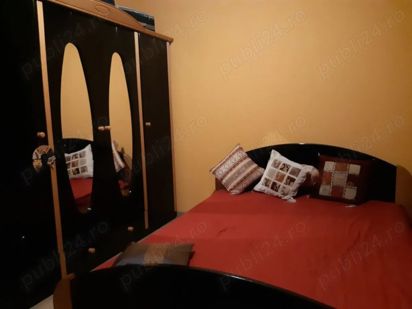 Apartament 4 Camere - București, Rahova, Zona Petre Ispirescu - Se vinde apartament spațios cu 4 camere, situat în zona Rahova, intersecție cu Petre Ispirescu. Apartamentul este semidecomandat și se află la etajul 8 din 10, oferind o priveliște frumoasă asupra împrejurimilor.

Detalii apartament:
- Suprafață: 80 mp
- Compartimentare: 3 dormitoare, sufragerie cu balcon, bucătărie, debara, baie principală și baie secundară
- Mobilat și utilat complet
- Blocul este reabilitat termic

Descriere detaliată:
- Dormitoare: 2 dormitoare dotate cu paturi duble și al treilea dormitor cu o canapea extensibilă, perfecte pentru familii sau pentru cei ce doresc un spațiu de lucru suplimentar.
- Sufragerie: Mobilată cu două canapele confortabile și aer condiționat, ideală pentru momente de relaxare și socializare. Balconul oferă un loc plăcut pentru a savura cafeaua de dimineață.
- Bucătărie: Utilată cu aragaz și frigider, pregătită pentru a satisface toate nevoile culinare.
- Baie principală: Dotată cu boiler, asigurând apă caldă în permanență.
- Baie secundară: Echipată cu mașină de spălat, oferind confort și utilitate suplimentară.
- Debara: Spațiu de depozitare suplimentar pentru o organizare eficientă.

Alte detalii:
- Locație: Apartamentul este situat într-o zonă liniștită și accesibilă, cu multiple facilități în apropiere, inclusiv școli, magazine și mijloace de transport în comun.
- Etaj: 8 din10, asigurând o vedere panoramică și lumină naturală pe tot parcursul zilei.

Acest apartament reprezintă alegerea ideală pentru o familie numeroasă sau pentru cei care doresc să se bucure de un spațiu generos și bine compartimentat în inima Bucureștiului.