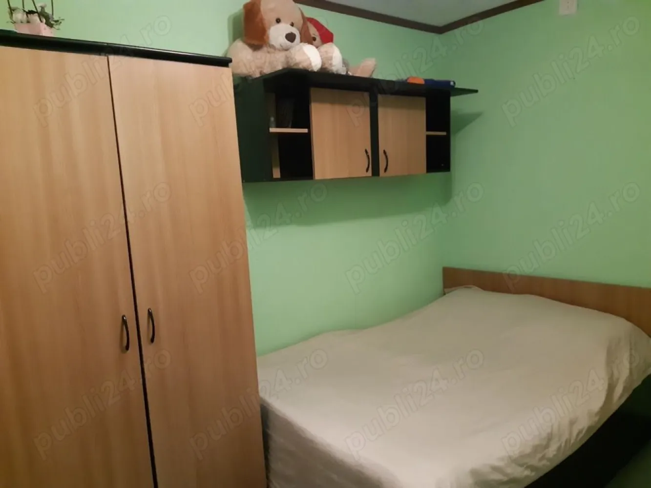 Apartament 4 Camere - București, Rahova, Zona Petre Ispirescu - Se vinde apartament spațios cu 4 camere, situat în zona Rahova, intersecție cu Petre Ispirescu. Apartamentul este semidecomandat și se află la etajul 8 din 10, oferind o priveliște frumoasă asupra împrejurimilor.

Detalii apartament:
- Suprafață: 80 mp
- Compartimentare: 3 dormitoare, sufragerie cu balcon, bucătărie, debara, baie principală și baie secundară
- Mobilat și utilat complet
- Blocul este reabilitat termic

Descriere detaliată:
- Dormitoare: 2 dormitoare dotate cu paturi duble și al treilea dormitor cu o canapea extensibilă, perfecte pentru familii sau pentru cei ce doresc un spațiu de lucru suplimentar.
- Sufragerie: Mobilată cu două canapele confortabile și aer condiționat, ideală pentru momente de relaxare și socializare. Balconul oferă un loc plăcut pentru a savura cafeaua de dimineață.
- Bucătărie: Utilată cu aragaz și frigider, pregătită pentru a satisface toate nevoile culinare.
- Baie principală: Dotată cu boiler, asigurând apă caldă în permanență.
- Baie secundară: Echipată cu mașină de spălat, oferind confort și utilitate suplimentară.
- Debara: Spațiu de depozitare suplimentar pentru o organizare eficientă.

Alte detalii:
- Locație: Apartamentul este situat într-o zonă liniștită și accesibilă, cu multiple facilități în apropiere, inclusiv școli, magazine și mijloace de transport în comun.
- Etaj: 8 din10, asigurând o vedere panoramică și lumină naturală pe tot parcursul zilei.

Acest apartament reprezintă alegerea ideală pentru o familie numeroasă sau pentru cei care doresc să se bucure de un spațiu generos și bine compartimentat în inima Bucureștiului.