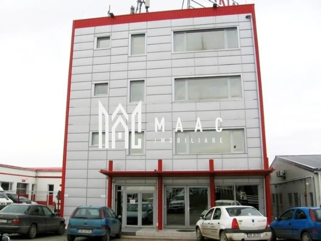 Cladire de birouri | Oportunitate de investiție I Selimbar - Maac imobiliare va prezinta o clădire de birouri situată în Șelimbăr.

Imobilul cuprinde: 19 birouri spațioase, 2 băi, 1 bucătărie complet utilată.

Amprentă la sol- 136 mp; regim de înălțime: P+3; an construcție: 2008.

Pretabil pentru sediu de firmă, clinică, centru educational, etc, acest spațiu multifuncțional poate fi reconfigurat dupa preferinta.

Acces direct ( inclusiv pentru vehicule mari) dintr-o stradă asfaltată.

Toate utilitățile: curent, gaz, apă, canalizare, internet și telefon.

Preț de vânzare: 590.000 EUR + TVA.

Cu numeroase posibilitati de exploatare, acest imobil poate reprezenta o oportunitate excelenta de investitie.

Pentru mai multe detalii va rugam sa specificati telefonic ID: CP2704736