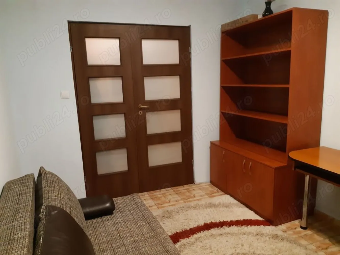 Apartament 4 Camere - București, Rahova, Zona Petre Ispirescu - Se vinde apartament spațios cu 4 camere, situat în zona Rahova, intersecție cu Petre Ispirescu. Apartamentul este semidecomandat și se află la etajul 8 din 10, oferind o priveliște frumoasă asupra împrejurimilor.

Detalii apartament:
- Suprafață: 80 mp
- Compartimentare: 3 dormitoare, sufragerie cu balcon, bucătărie, debara, baie principală și baie secundară
- Mobilat și utilat complet
- Blocul este reabilitat termic

Descriere detaliată:
- Dormitoare: 2 dormitoare dotate cu paturi duble și al treilea dormitor cu o canapea extensibilă, perfecte pentru familii sau pentru cei ce doresc un spațiu de lucru suplimentar.
- Sufragerie: Mobilată cu două canapele confortabile și aer condiționat, ideală pentru momente de relaxare și socializare. Balconul oferă un loc plăcut pentru a savura cafeaua de dimineață.
- Bucătărie: Utilată cu aragaz și frigider, pregătită pentru a satisface toate nevoile culinare.
- Baie principală: Dotată cu boiler, asigurând apă caldă în permanență.
- Baie secundară: Echipată cu mașină de spălat, oferind confort și utilitate suplimentară.
- Debara: Spațiu de depozitare suplimentar pentru o organizare eficientă.

Alte detalii:
- Locație: Apartamentul este situat într-o zonă liniștită și accesibilă, cu multiple facilități în apropiere, inclusiv școli, magazine și mijloace de transport în comun.
- Etaj: 8 din10, asigurând o vedere panoramică și lumină naturală pe tot parcursul zilei.

Acest apartament reprezintă alegerea ideală pentru o familie numeroasă sau pentru cei care doresc să se bucure de un spațiu generos și bine compartimentat în inima Bucureștiului.