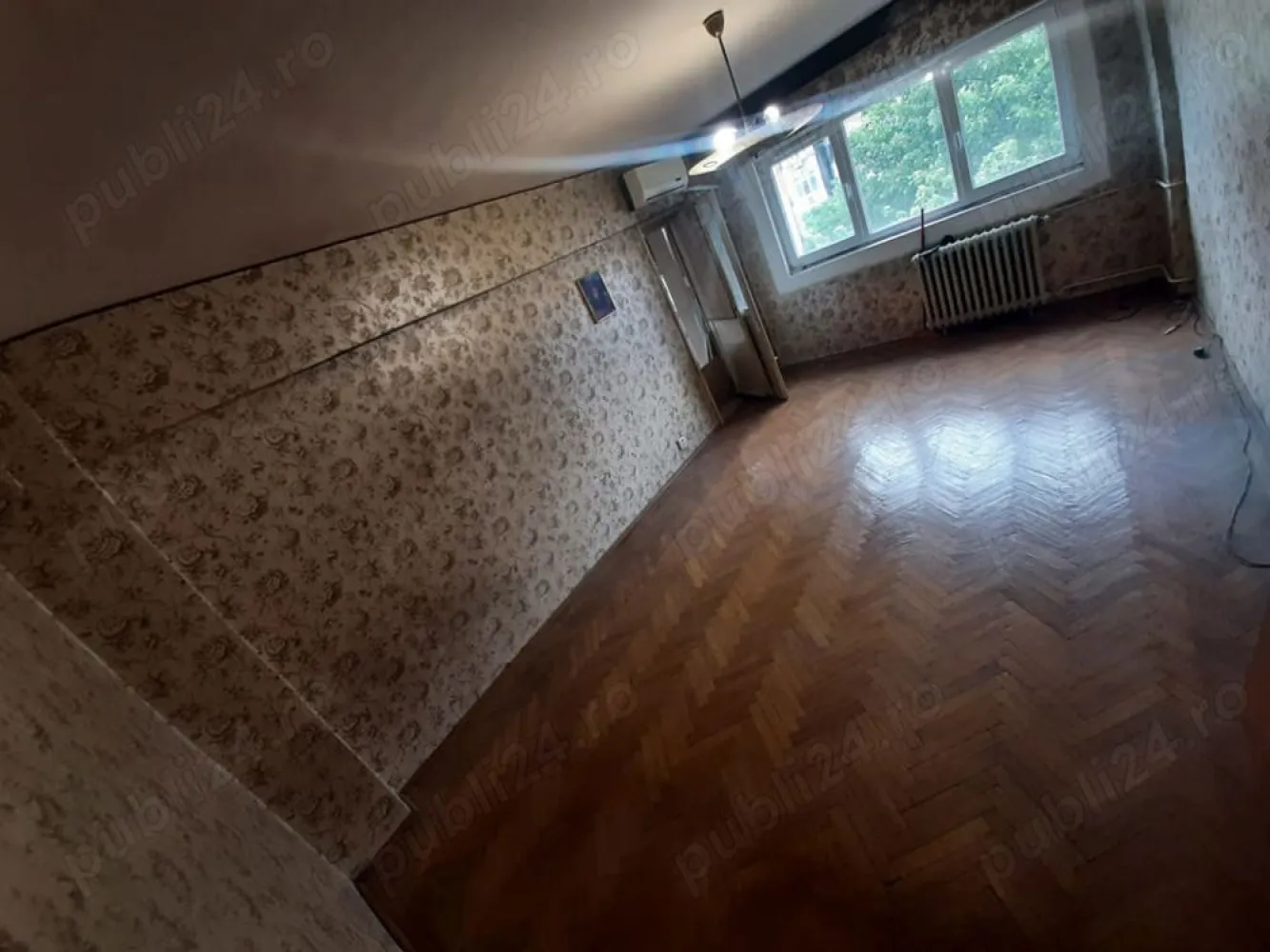 Apartament 4 camere Decomandat Strada Traian- Calea Mosilor - Apartament 4 camere decomandat ce dispune de o suprafata utila toata de 91 mp, din care 83.5mp utili, pozitionat la etajul 3 din 8 al unui imobil din anul 1982. 
Blocul este reabilitat termic din 2023. 

Imobilul este pozitionat fix la intersectia dintre strada Traian si Calea Mosilor, adresa exacta este Str. Traian nr 197.

Apartamentul nu are nici o imbunatatire. 
2 balcoane
Dormitorul mic mijlociu plus bucataria au vederea pe spate iar sfrageria si dormitorul mare au vedere pe fata. 

Toate actele la zi 
Nu are nici o modificare Cadastrala. 

Direct Proprietar 
Zero Comision
Va astept acasa!