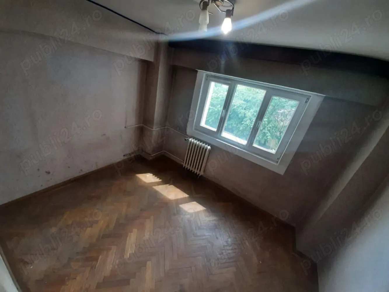 Apartament 4 camere Decomandat Strada Traian- Calea Mosilor - Apartament 4 camere decomandat ce dispune de o suprafata utila toata de 91 mp, din care 83.5mp utili, pozitionat la etajul 3 din 8 al unui imobil din anul 1982. 
Blocul este reabilitat termic din 2023. 

Imobilul este pozitionat fix la intersectia dintre strada Traian si Calea Mosilor, adresa exacta este Str. Traian nr 197.

Apartamentul nu are nici o imbunatatire. 
2 balcoane
Dormitorul mic mijlociu plus bucataria au vederea pe spate iar sfrageria si dormitorul mare au vedere pe fata. 

Toate actele la zi 
Nu are nici o modificare Cadastrala. 

Direct Proprietar 
Zero Comision
Va astept acasa!