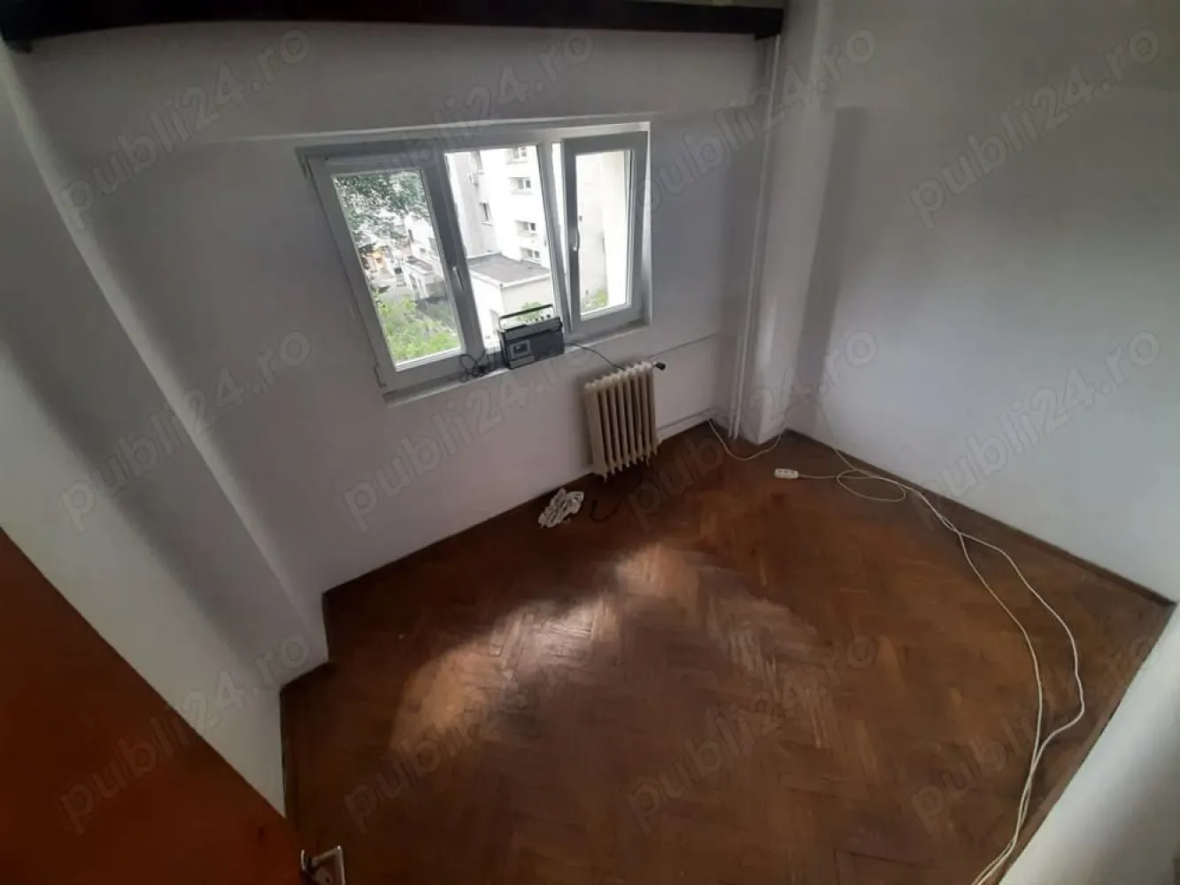 Apartament 4 camere Decomandat Strada Traian- Calea Mosilor - Apartament 4 camere decomandat ce dispune de o suprafata utila toata de 91 mp, din care 83.5mp utili, pozitionat la etajul 3 din 8 al unui imobil din anul 1982. 
Blocul este reabilitat termic din 2023. 

Imobilul este pozitionat fix la intersectia dintre strada Traian si Calea Mosilor, adresa exacta este Str. Traian nr 197.

Apartamentul nu are nici o imbunatatire. 
2 balcoane
Dormitorul mic mijlociu plus bucataria au vederea pe spate iar sfrageria si dormitorul mare au vedere pe fata. 

Toate actele la zi 
Nu are nici o modificare Cadastrala. 

Direct Proprietar 
Zero Comision
Va astept acasa!