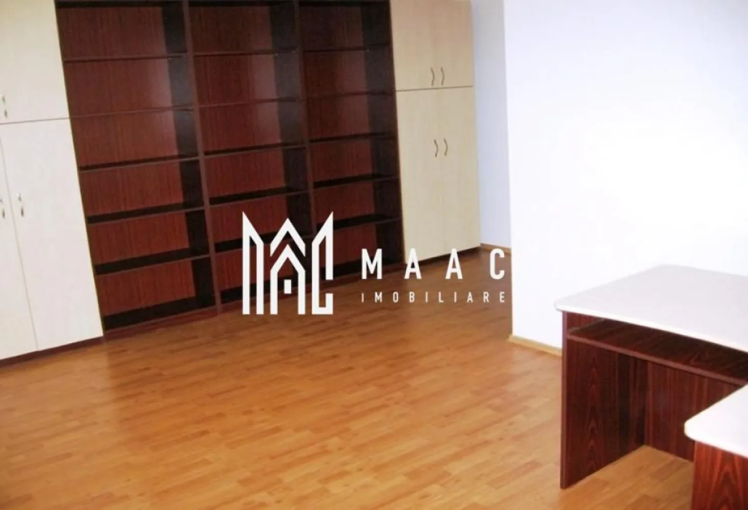 Cladire de birouri | Oportunitate de investiție I Selimbar - Maac imobiliare va prezinta o clădire de birouri situată în Șelimbăr.

Imobilul cuprinde: 19 birouri spațioase, 2 băi, 1 bucătărie complet utilată.

Amprentă la sol- 136 mp; regim de înălțime: P+3; an construcție: 2008.

Pretabil pentru sediu de firmă, clinică, centru educational, etc, acest spațiu multifuncțional poate fi reconfigurat dupa preferinta.

Acces direct ( inclusiv pentru vehicule mari) dintr-o stradă asfaltată.

Toate utilitățile: curent, gaz, apă, canalizare, internet și telefon.

Preț de vânzare: 590.000 EUR + TVA.

Cu numeroase posibilitati de exploatare, acest imobil poate reprezenta o oportunitate excelenta de investitie.

Pentru mai multe detalii va rugam sa specificati telefonic ID: CP2704736