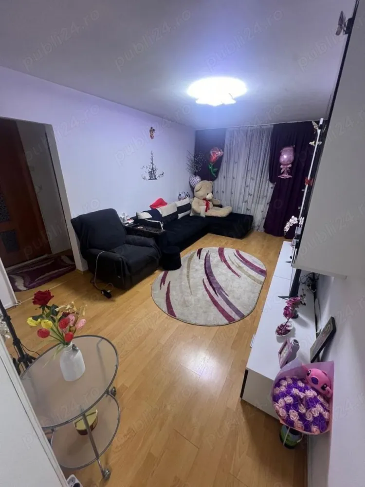 Apartament 4 camere - Vând apartament cu 4 camere se afla la etajul 7 din 8 al unui bloc situat in cartierul Militari zona Gorjului. Apartamentul se vinde mobilat. Dispune si de un loc de parcare
Apartamentul prezinta o suprafata totala de 87 mp. Prezinta finisaje de calitate cu gresie, faianta, parchet.
Dispune de 3 aparate de aer conditionat.

Blocul detine supraveghere video inclusiv in lift, scara renovata. 
Pentru mai multe informații ne puteți contacta la numărul de telefon: 
Preț 125.000 euro