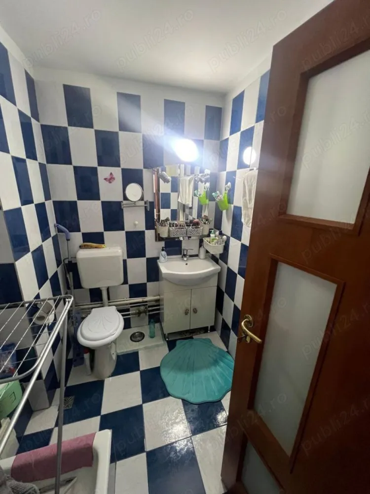 Apartament 4 camere - Vând apartament cu 4 camere se afla la etajul 7 din 8 al unui bloc situat in cartierul Militari zona Gorjului. Apartamentul se vinde mobilat. Dispune si de un loc de parcare
Apartamentul prezinta o suprafata totala de 87 mp. Prezinta finisaje de calitate cu gresie, faianta, parchet.
Dispune de 3 aparate de aer conditionat.

Blocul detine supraveghere video inclusiv in lift, scara renovata. 
Pentru mai multe informații ne puteți contacta la numărul de telefon: 
Preț 125.000 euro