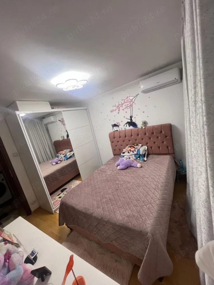 Apartament 4 camere - Vând apartament cu 4 camere se afla la etajul 7 din 8 al unui bloc situat in cartierul Militari zona Gorjului. Apartamentul se vinde mobilat. Dispune si de un loc de parcare
Apartamentul prezinta o suprafata totala de 87 mp. Prezinta finisaje de calitate cu gresie, faianta, parchet.
Dispune de 3 aparate de aer conditionat.

Blocul detine supraveghere video inclusiv in lift, scara renovata. 
Pentru mai multe informații ne puteți contacta la numărul de telefon: 
Preț 125.000 euro