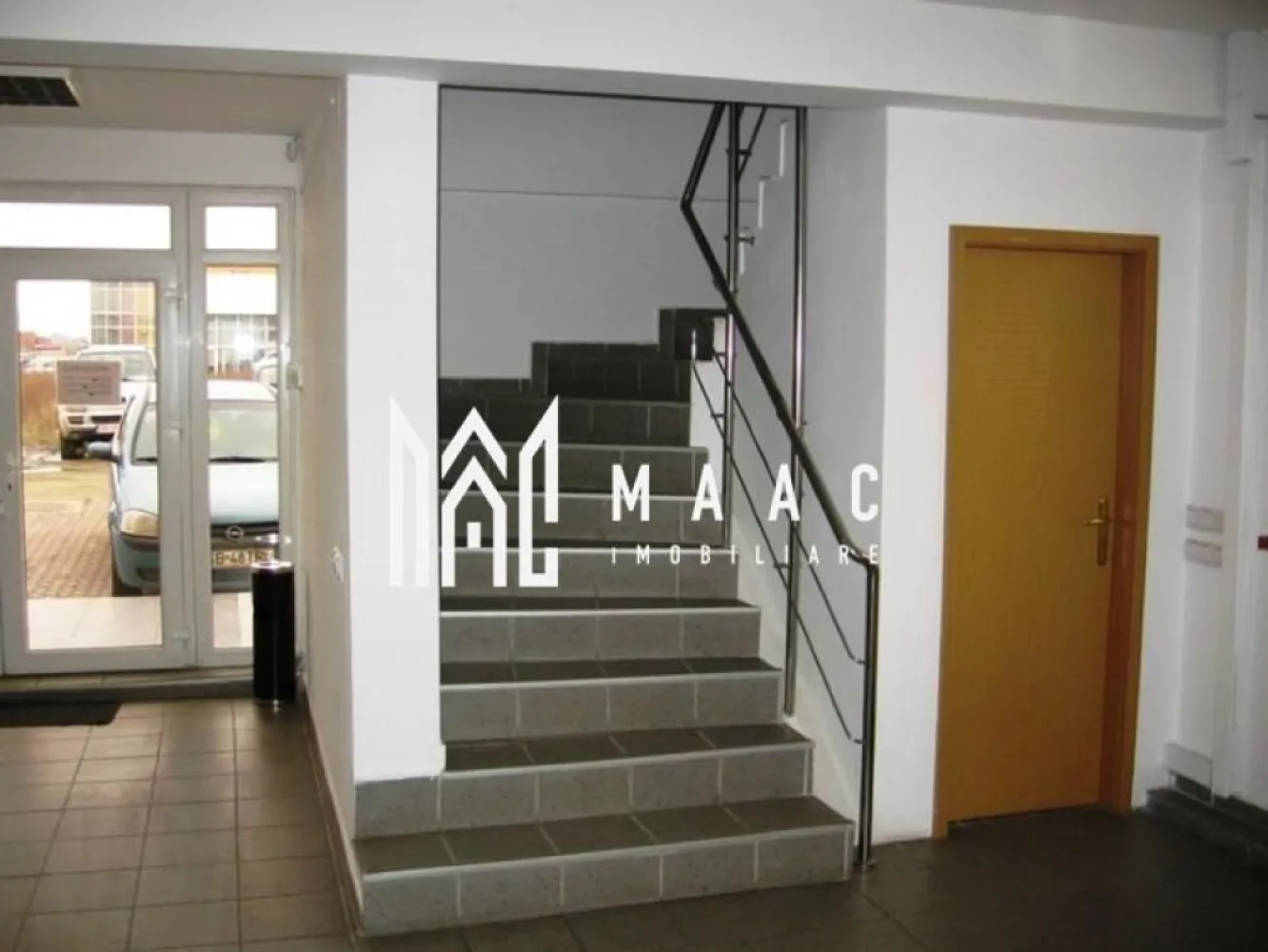 Cladire de birouri | Oportunitate de investiție I Selimbar - Maac imobiliare va prezinta o clădire de birouri situată în Șelimbăr.

Imobilul cuprinde: 19 birouri spațioase, 2 băi, 1 bucătărie complet utilată.

Amprentă la sol- 136 mp; regim de înălțime: P+3; an construcție: 2008.

Pretabil pentru sediu de firmă, clinică, centru educational, etc, acest spațiu multifuncțional poate fi reconfigurat dupa preferinta.

Acces direct ( inclusiv pentru vehicule mari) dintr-o stradă asfaltată.

Toate utilitățile: curent, gaz, apă, canalizare, internet și telefon.

Preț de vânzare: 590.000 EUR + TVA.

Cu numeroase posibilitati de exploatare, acest imobil poate reprezenta o oportunitate excelenta de investitie.

Pentru mai multe detalii va rugam sa specificati telefonic ID: CP2704736