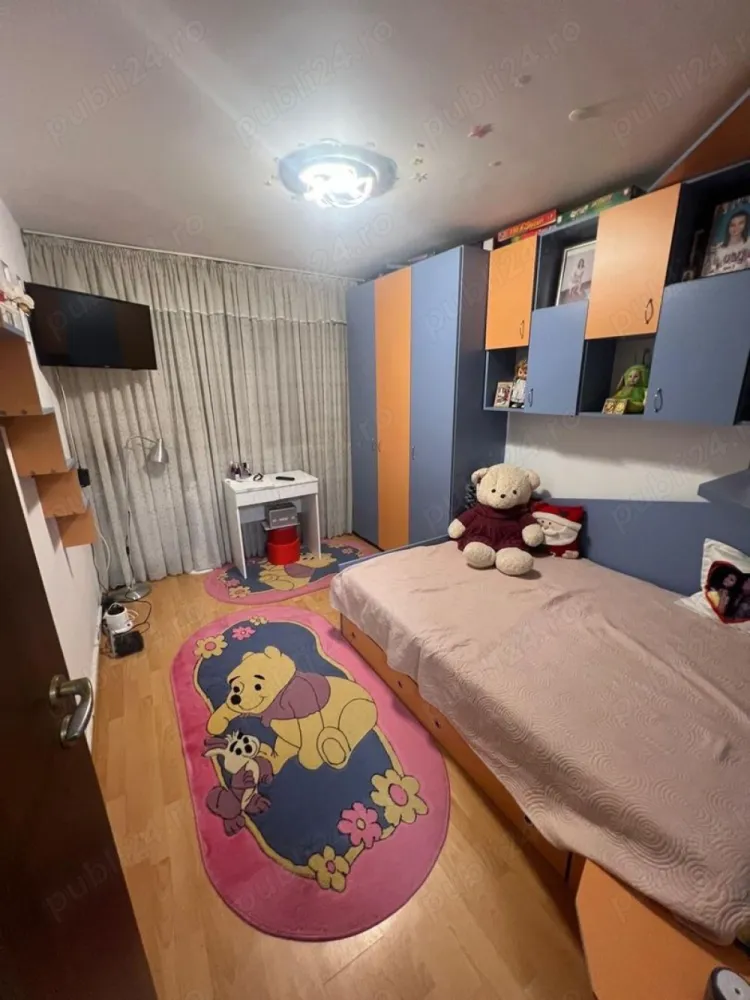 Apartament 4 camere - Vând apartament cu 4 camere se afla la etajul 7 din 8 al unui bloc situat in cartierul Militari zona Gorjului. Apartamentul se vinde mobilat. Dispune si de un loc de parcare
Apartamentul prezinta o suprafata totala de 87 mp. Prezinta finisaje de calitate cu gresie, faianta, parchet.
Dispune de 3 aparate de aer conditionat.

Blocul detine supraveghere video inclusiv in lift, scara renovata. 
Pentru mai multe informații ne puteți contacta la numărul de telefon: 
Preț 125.000 euro