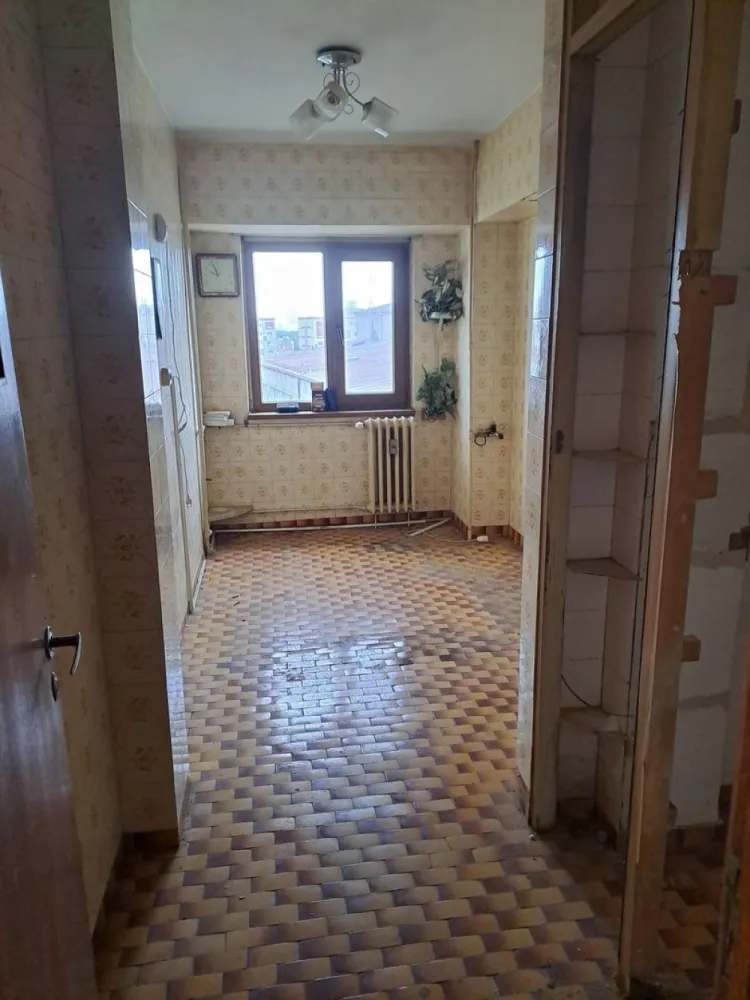 Vand apartament 4 camere - Vand apartament 4 camere comfort 1 pe bdul ion Mihalache la intersectie cu tramvai 41 este gol are 2 camere pa fata la bulevard si 2 vedere in spatele blocului ,hol este superb sunt proprietar nu agentie rog seriozitate pret discutabil este la etajul 9 din 10 are si uscatorie este un bloc foarte curat nu colaborez cu agentii imobiliare