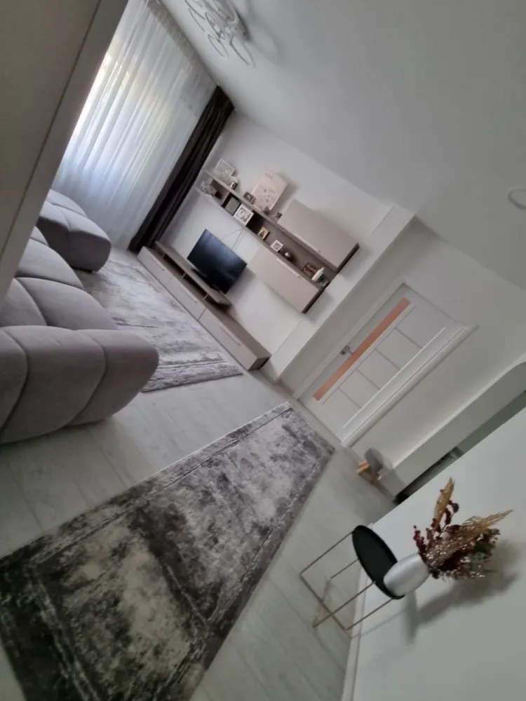 Apartament 4 camere modern - Apartament 4 camere în cartierul Colentina Str.Pescarilor .Apartament recent renovat în anul 2021 , instalație electrica schimbata complet , mobilier nou ( mobexpert) .Apartamentul se poate vinde complet utilat, ideal pentru familiile cu copiii .( 4 camere ,2 bai + balcon) Parcuri ,stație autobuz (182,282) ,saloane ,restaurant Margineni,mega image în imediata apropiere. 
Centrala termica proprie , 2 Smart TV, frigider Smart , canapea luxury ( 6000 lei +) , masina de spălat vase incorporat 2 aparate aer ,loc parcare propriu ++++
Blocul este recent izolat termic !!
Bloc dat în folosință în anul 1986 ,vecini super ok ,acte la zi 

Apartamentul se află la etajul 2 din 8 
 

Pentru mai multe detalii sau poze ma puteți contacta prin mesaj privat sau whatsapp