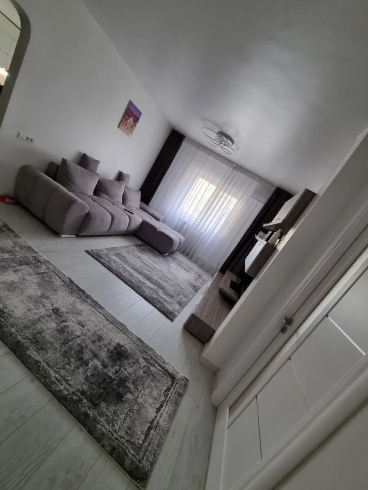 Apartament 4 camere modern - Apartament 4 camere în cartierul Colentina Str.Pescarilor .Apartament recent renovat în anul 2021 , instalație electrica schimbata complet , mobilier nou ( mobexpert) .Apartamentul se poate vinde complet utilat, ideal pentru familiile cu copiii .( 4 camere ,2 bai + balcon) Parcuri ,stație autobuz (182,282) ,saloane ,restaurant Margineni,mega image în imediata apropiere. 
Centrala termica proprie , 2 Smart TV, frigider Smart , canapea luxury ( 6000 lei +) , masina de spălat vase incorporat 2 aparate aer ,loc parcare propriu ++++
Blocul este recent izolat termic !!
Bloc dat în folosință în anul 1986 ,vecini super ok ,acte la zi 

Apartamentul se află la etajul 2 din 8 
 

Pentru mai multe detalii sau poze ma puteți contacta prin mesaj privat sau whatsapp