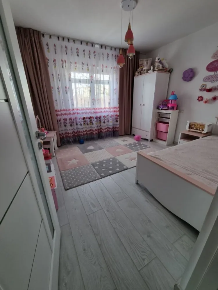 Apartament 4 camere modern - Apartament 4 camere în cartierul Colentina Str.Pescarilor .Apartament recent renovat în anul 2021 , instalație electrica schimbata complet , mobilier nou ( mobexpert) .Apartamentul se poate vinde complet utilat, ideal pentru familiile cu copiii .( 4 camere ,2 bai + balcon) Parcuri ,stație autobuz (182,282) ,saloane ,restaurant Margineni,mega image în imediata apropiere. 
Centrala termica proprie , 2 Smart TV, frigider Smart , canapea luxury ( 6000 lei +) , masina de spălat vase incorporat 2 aparate aer ,loc parcare propriu ++++
Blocul este recent izolat termic !!
Bloc dat în folosință în anul 1986 ,vecini super ok ,acte la zi 

Apartamentul se află la etajul 2 din 8 
 

Pentru mai multe detalii sau poze ma puteți contacta prin mesaj privat sau whatsapp