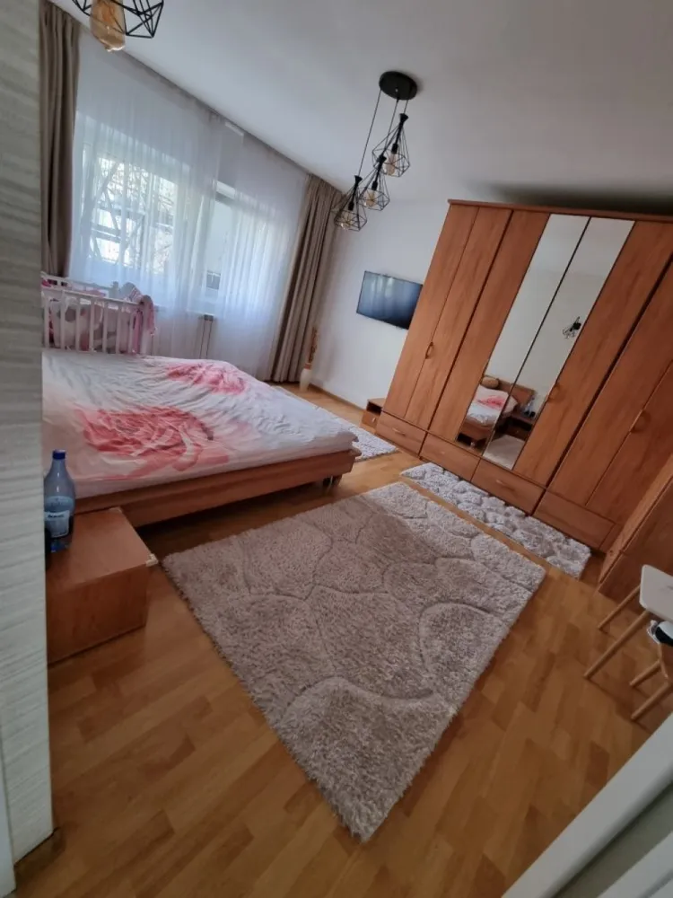 Apartament 4 camere modern - Apartament 4 camere în cartierul Colentina Str.Pescarilor .Apartament recent renovat în anul 2021 , instalație electrica schimbata complet , mobilier nou ( mobexpert) .Apartamentul se poate vinde complet utilat, ideal pentru familiile cu copiii .( 4 camere ,2 bai + balcon) Parcuri ,stație autobuz (182,282) ,saloane ,restaurant Margineni,mega image în imediata apropiere. 
Centrala termica proprie , 2 Smart TV, frigider Smart , canapea luxury ( 6000 lei +) , masina de spălat vase incorporat 2 aparate aer ,loc parcare propriu ++++
Blocul este recent izolat termic !!
Bloc dat în folosință în anul 1986 ,vecini super ok ,acte la zi 

Apartamentul se află la etajul 2 din 8 
 

Pentru mai multe detalii sau poze ma puteți contacta prin mesaj privat sau whatsapp