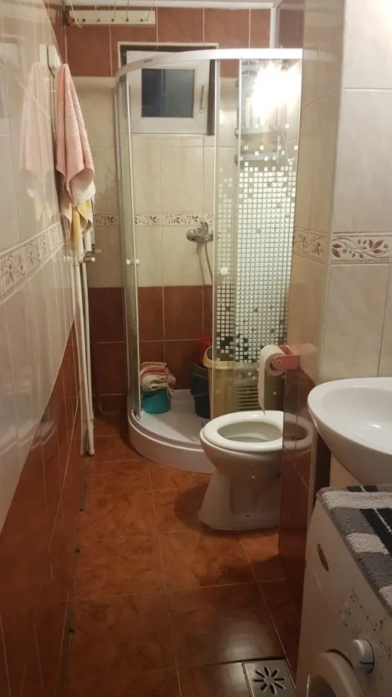 Proprietar vând ap. 4 camere - Proprietar, vând apartament 4 camere cf.3 Îmbunătățiri: u..m,gresie, faianță, a. c. termopan, centrală proprie ,parchet ..placat la exterior ,interfon, semidecomandat , 47 mp, etaj 2/4 vedere pe ambele părți ale blocului .5 minute de mega image și stația de autobuz, 15 minute piața Progresul.(str. Farcășanca 18 ).