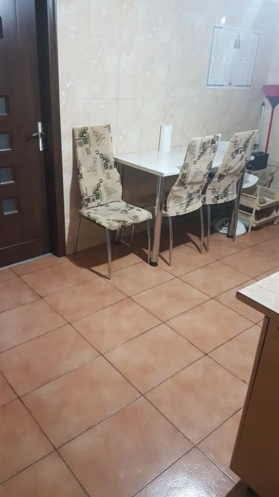 Proprietar vând ap. 4 camere - Proprietar, vând apartament 4 camere cf.3 Îmbunătățiri: u..m,gresie, faianță, a. c. termopan, centrală proprie ,parchet ..placat la exterior ,interfon, semidecomandat , 47 mp, etaj 2/4 vedere pe ambele părți ale blocului .5 minute de mega image și stația de autobuz, 15 minute piața Progresul.(str. Farcășanca 18 ).