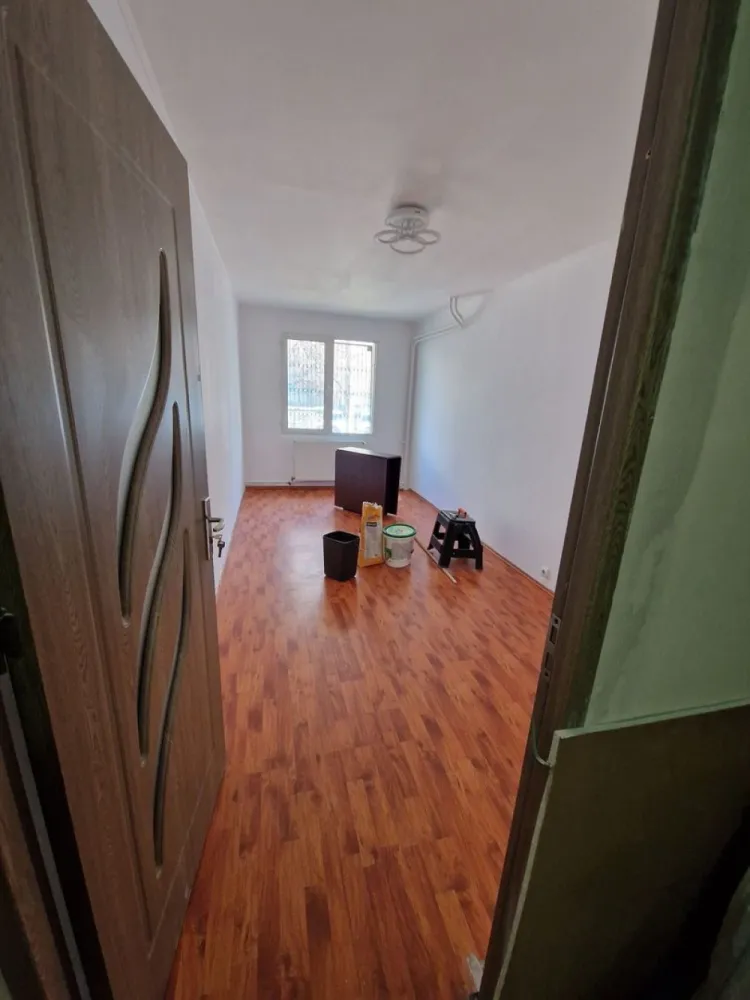 Apartament 4 camere kaufland Ferentari - Apartament spațios,82 mp, bloc din 1983, P/ 8,pretabil și pentru salon/cabinet, centrala termica, 2 bai, balcon la bucătărie, vedere fata /spate. La 200 m de Kaufland Ferentari,la 100 m de stația Sălaj, Petrom, parc lângă bloc. Str. Telița 21.