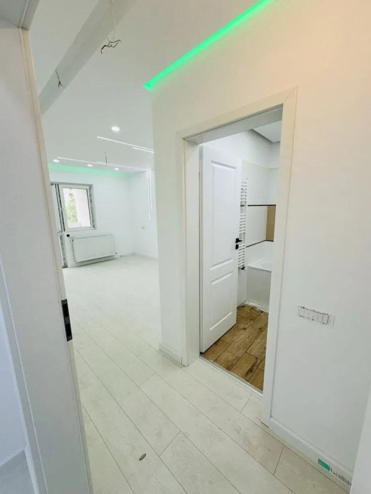 Apartament 4 camere, finalizat 2024, finisaje de calitate, 120mp - Apartament 4 camere decomandat la etaj 1/8, recent finalizat (2024), suprafață utilă 120mp (balcoane incluse).

Este situat în centrul complexului Grand Kristal Residence, Berceni, sectorul 4 și este compus din:
- 2 băi;
- 3 dormitoare;
- living;
- bucătărie;
- debara;
- 2 balcoane cu acces in toate camerele;

Dotări:
- tâmplărie PVC Salamander cu geam tripan;
- centrală termică individuală;
- tubulatură AC încastrată;
- tavane rigips full led;
- interfon video;
- scara monitorizata video;
- prize și întrerupătoare modulare;
- prize tv + net;
- calitate deosebita a finisajelor interioare;

Loc de parcare cu vedere din balcon.
Complexul este aerisit, foarte bine îngrijit iar străzile, spațiile verzi și parcurile sunt finalizate până la cel mai mic detaliu.

Distantele foarte mari dintre blocuri au facut ca nivelul de zgomot intern sau extern sa fie redus la minim, acest aspect datorandu-se si izolarii fonice corespunzatoare a tuturor imobilelor. 

Numeroase centre comerciale mari se afla chiar in apropiere: Metro, Auchan, Jumbo, Lidl, Kaufland, Carrefour Grand Arena, Hornbach, Selgros, Piata de Gros Bucuresti, precum si noul Parc Tudor Arghezi amplasat la doar cateva minute de complex.

Acces facil la mijloace de transport in comun, inclusiv la stația de metrou Dimitrie Leonida (900m). 

Pentru alte detalii sunați la numărul afișat.