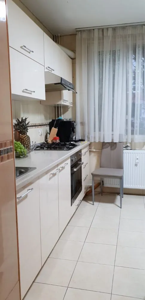 Vand apartament 4 camere - Vand apartament 4 camere, 2 bai, balcon si bucatarie
Apartamentul se afla in zona drumul gazarului
Suprafata utila 79m2