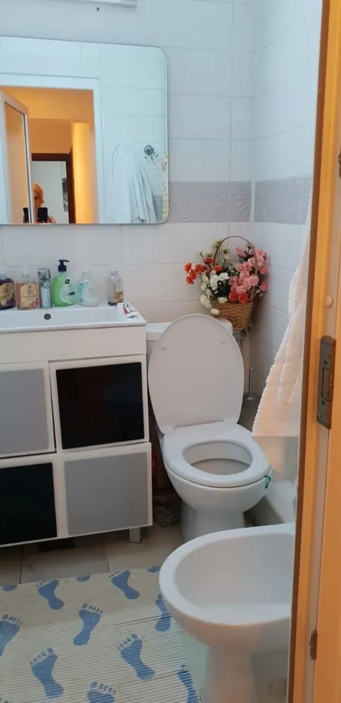 Vand apartament 4 camere - Vand apartament 4 camere, 2 bai, balcon si bucatarie
Apartamentul se afla in zona drumul gazarului
Suprafata utila 79m2