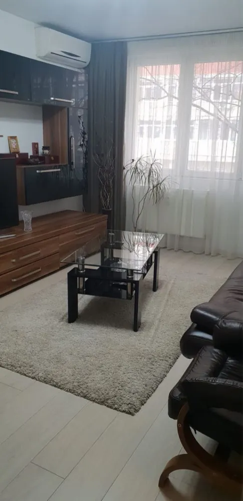 Vand apartament 4 camere - Vand apartament 4 camere, 2 bai, balcon si bucatarie
Apartamentul se afla in zona drumul gazarului
Suprafata utila 79m2