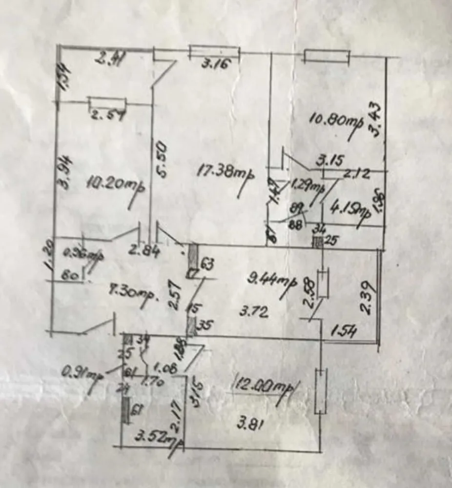 vand ap 4 camere, cartier Salaj - Proprietar, vand apartament sector 5, Bucuresti (cartier Salaj), 4 camere, decomandat, confort 1, etaj 4 in bloc cu 8 etaje, construit in 1984 si dat in folosinta in 1985. Cladirea figureaza pe lista primariei printre cele care urmeza sa fie izolate termic. Apartamentul are o singura camera pe colt. Unul dintre dormitoare nu are niciun perete exterior, geamul acestuia iesind in balcon. Este o zona foarte linistita, iar vecinii din bloc sunt la fel.
Locuinta are 2 balcoane separate si este compusa din: camera de zi - 17,38 mp, cu balcon, dormitor - 12 mp, dormitor – 10,8 mp, dormitor – 10,2 mp, bucatarie – 9,44 mp, cu iesire intr-un alt balcon, hol – 7,3 mp, baie – 4,15 mp, WC serviciu, cu cada dus – 3,52 mp. Apartamentul are 3 debarale. Cele 2 balcoane sunt inchise cu termopan. Usa de la intrare este metalica si toate geamurile sunt termopan.
Suprafata totala utila (conform contract) este 79,04 mp. Locuinta nu a fost supusa unor modificari/ transformari, astfel incat se prezinta conform proiectului de constructie initial.
Necesita renovare/ finisaje si se vinde cu tot ce are in el (mobila). Este liber, poate fi predat noilor proprietari imediat, avand o situatie juridica clara. 
In imediata apropiere:, Profi, Penny, Kaufland, Lidl, mici magazine de cartier, farmacii, gradinita, scoala, liceu, piata.
Acces facil la mijloacele de transport in comun: STB la 2 minute de mers pe jos (se ajunge la Piata Unirii in 15 minute).
Confortul termic este realizat prin intermediul RADET, dar fiecare apartament este separat cu sursa de gaze (contor individual) deci se poate instala centrala termica. Toate utilitatile sunt platite la zi, iar costurile medii de intretinere sunt rezonabile.
Blocul are doua lifturi functionale. 
Pret - 96.900 euro