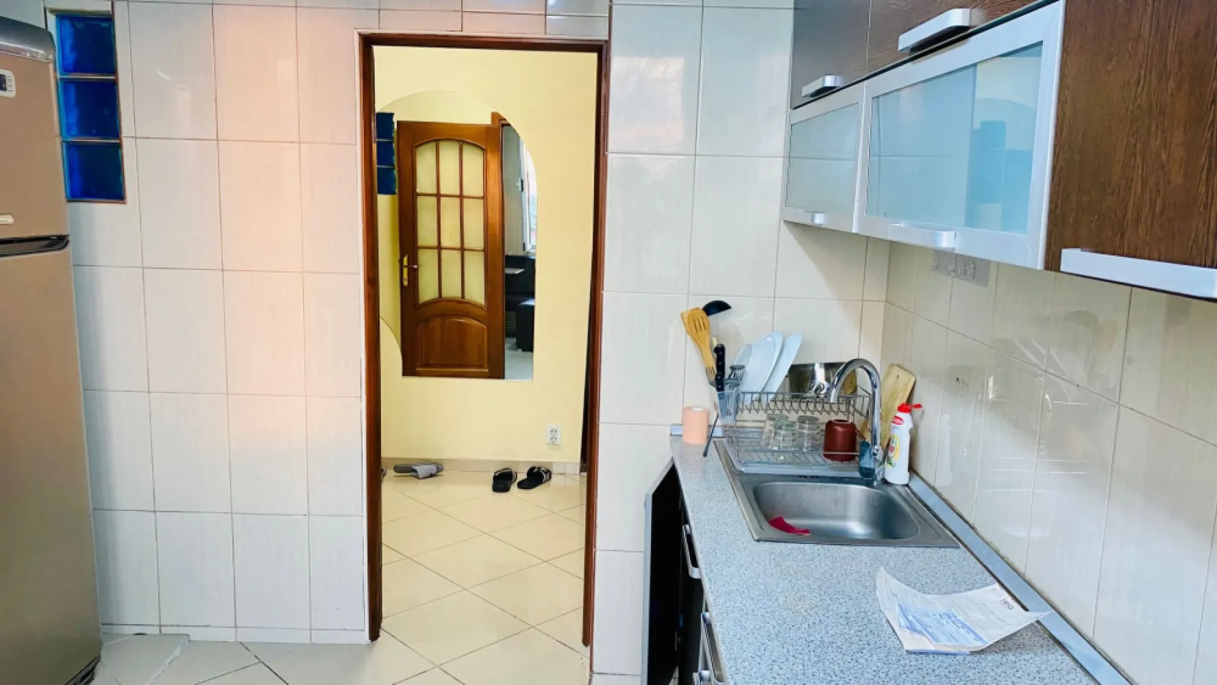 Apartament 4 camere sector 3 - Vanzare apartament 4 camere. Centrala proprie, electrica, sanitare schimbate. Proprietar. Apartamentul este locuibil, nu necesita renovare. Zona linistita, vedere frumoasa, aproape de baza sportiva, parcuri. Pretul este usor negociabil.