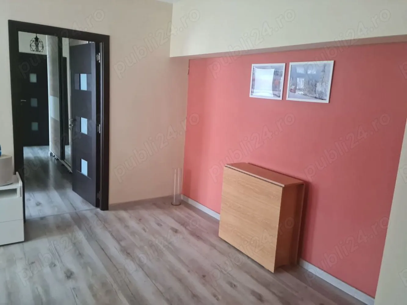 Vânzare apartament 4 camere Militari Veteranilor - Vanzare apartament 4 camere, semidecomandat, situat în zona Veteranilor, etajul 5 din 10, bloc construit in anul 1977, anvelopat termic.Imobilul, in suprafata totală de 83 mp este format din living cu un balcon, 3 dormitoare dintre care unul are al doilea balcon, bucatarie, baie si grup sanitar, hol lung.acesta dispune de numeroase facilități: piata, metrou,tramvai Carrefour, Mall Plazza, stații STB, școli, gradinițe, Parcul Liniei.
 Apartamentul a fost renovat complet în 2018 și se vinde mobilat și utilat.
