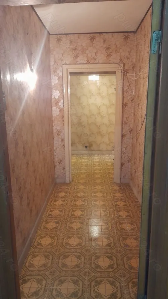 De vanzare ap 4 camere decomandat blv.Dacia - Apartament situat in zona ultracentrala, ce dispune 4camere decomandat,2 balcoane,2bai, incalzire proprie prin centrala termica.
Living-ul cu suprafete vitrate mari, ofera acces in balconul de 10 mp, care de altfel se acceseaza si din dormitorul matrimonial.Bucataria are iesire la al doilea balcon, de 3 mp .Dormitoarele sunt retrase, pentru o zona de noapte discreta ,iar baile au intrare din holul apartamentului, una avand cada si cealalta cabina de dus.
Imobilul este reabilitat termic.

Alte detalii: