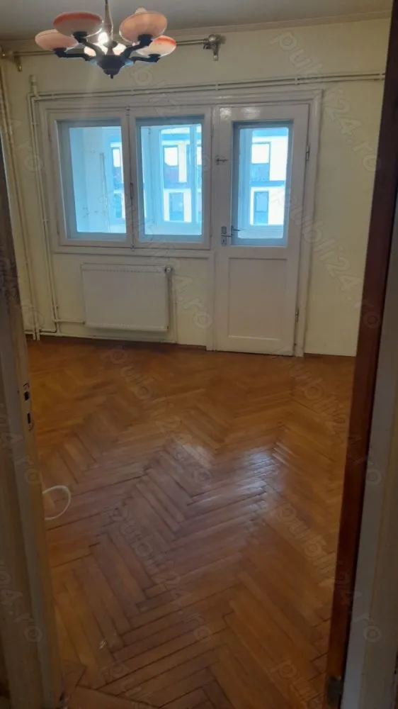De vanzare ap 4 camere decomandat blv.Dacia - Apartament situat in zona ultracentrala, ce dispune 4camere decomandat,2 balcoane,2bai, incalzire proprie prin centrala termica.
Living-ul cu suprafete vitrate mari, ofera acces in balconul de 10 mp, care de altfel se acceseaza si din dormitorul matrimonial.Bucataria are iesire la al doilea balcon, de 3 mp .Dormitoarele sunt retrase, pentru o zona de noapte discreta ,iar baile au intrare din holul apartamentului, una avand cada si cealalta cabina de dus.
Imobilul este reabilitat termic.

Alte detalii: