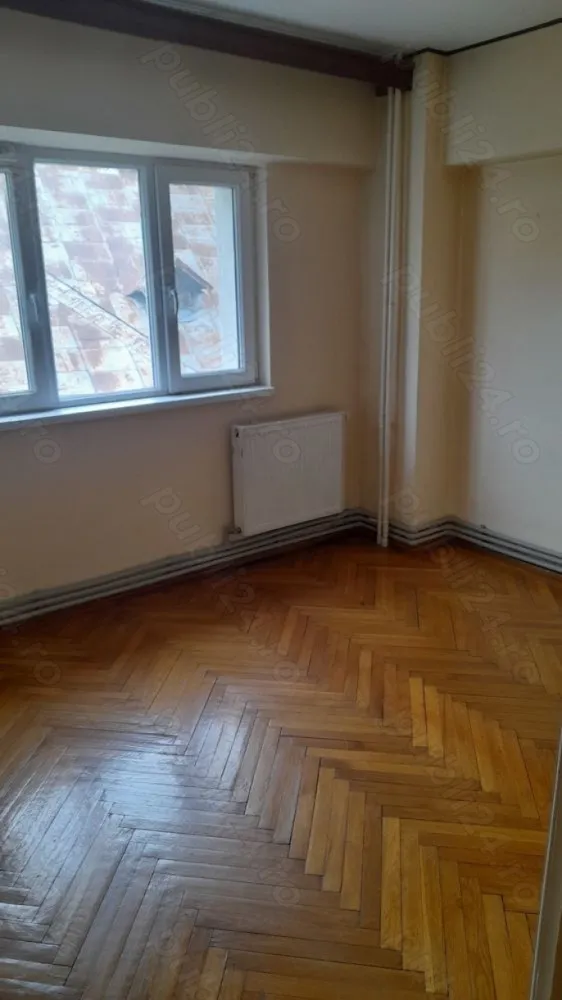 De vanzare ap 4 camere decomandat blv.Dacia - Apartament situat in zona ultracentrala, ce dispune 4camere decomandat,2 balcoane,2bai, incalzire proprie prin centrala termica.
Living-ul cu suprafete vitrate mari, ofera acces in balconul de 10 mp, care de altfel se acceseaza si din dormitorul matrimonial.Bucataria are iesire la al doilea balcon, de 3 mp .Dormitoarele sunt retrase, pentru o zona de noapte discreta ,iar baile au intrare din holul apartamentului, una avand cada si cealalta cabina de dus.
Imobilul este reabilitat termic.

Alte detalii: