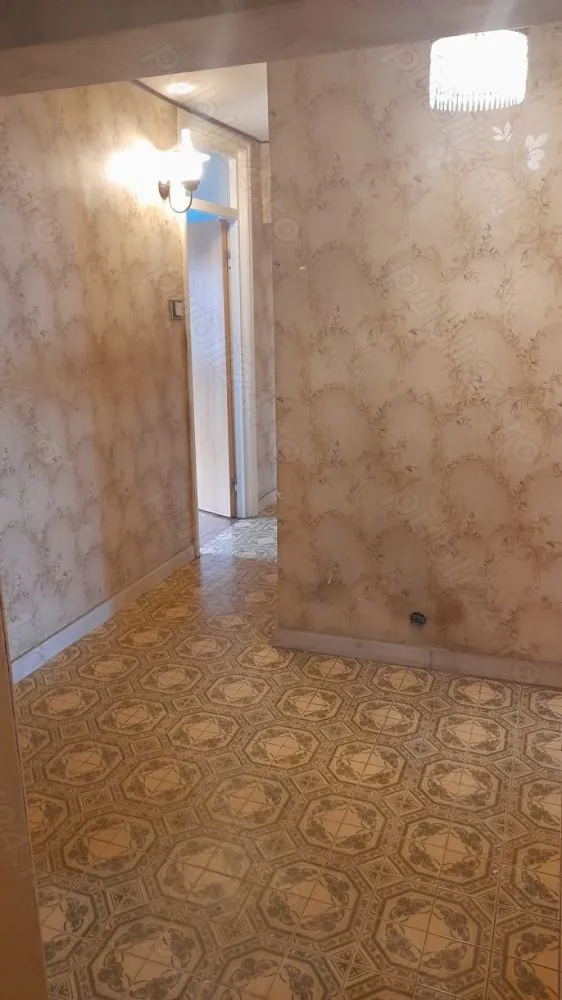 De vanzare ap 4 camere decomandat blv.Dacia - Apartament situat in zona ultracentrala, ce dispune 4camere decomandat,2 balcoane,2bai, incalzire proprie prin centrala termica.
Living-ul cu suprafete vitrate mari, ofera acces in balconul de 10 mp, care de altfel se acceseaza si din dormitorul matrimonial.Bucataria are iesire la al doilea balcon, de 3 mp .Dormitoarele sunt retrase, pentru o zona de noapte discreta ,iar baile au intrare din holul apartamentului, una avand cada si cealalta cabina de dus.
Imobilul este reabilitat termic.

Alte detalii:
