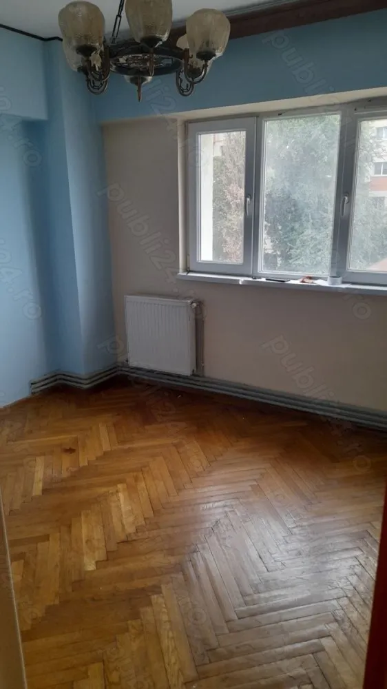 De vanzare ap 4 camere decomandat blv.Dacia - Apartament situat in zona ultracentrala, ce dispune 4camere decomandat,2 balcoane,2bai, incalzire proprie prin centrala termica.
Living-ul cu suprafete vitrate mari, ofera acces in balconul de 10 mp, care de altfel se acceseaza si din dormitorul matrimonial.Bucataria are iesire la al doilea balcon, de 3 mp .Dormitoarele sunt retrase, pentru o zona de noapte discreta ,iar baile au intrare din holul apartamentului, una avand cada si cealalta cabina de dus.
Imobilul este reabilitat termic.

Alte detalii: