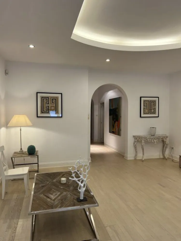 Str Belgrad, Capitale, Ap. tip duplex, 221mp: 122mp Hochparterre + 99mp Demisol - O oportunitate de a achiziţiona un apartament de lux situat într-o zonă exclusivistă. 
Acest apartament spectaculos se întinde pe două nivele, oferind un total de 221 mp.
Caracteristici principale:
Camere spaţioase şi luminoase, tavan înalt: 3,10 metri, creând o senzaţie de spaţiu şi libertate. Intrare spectaculoasă: impresionează din primul moment cu o intrare grandioasă şi primitoare.

La parter se afla trei camere, dressing, doua holuri, doua bai, spatiu depozitare mare iar la demisol se afla doua camere locuibile, bucatarie mare, camara, baie, spalatorie.
Suprafata utila totala este de 221 mp.

Acces facil la mijloace de transport, magazine, restaurante şi alte facilităţi. Zona este liniştită şi sigură, ideală pentru o viaţă de calitate. Posibilitate de amenajare personalizată în funcţie de nevoile şi preferinţele viitorului proprietar.