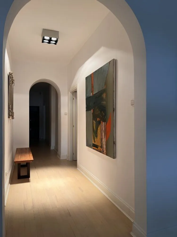 Str Belgrad, Capitale, Ap. tip duplex, 221mp: 122mp Hochparterre + 99mp Demisol - O oportunitate de a achiziţiona un apartament de lux situat într-o zonă exclusivistă. 
Acest apartament spectaculos se întinde pe două nivele, oferind un total de 221 mp.
Caracteristici principale:
Camere spaţioase şi luminoase, tavan înalt: 3,10 metri, creând o senzaţie de spaţiu şi libertate. Intrare spectaculoasă: impresionează din primul moment cu o intrare grandioasă şi primitoare.

La parter se afla trei camere, dressing, doua holuri, doua bai, spatiu depozitare mare iar la demisol se afla doua camere locuibile, bucatarie mare, camara, baie, spalatorie.
Suprafata utila totala este de 221 mp.

Acces facil la mijloace de transport, magazine, restaurante şi alte facilităţi. Zona este liniştită şi sigură, ideală pentru o viaţă de calitate. Posibilitate de amenajare personalizată în funcţie de nevoile şi preferinţele viitorului proprietar.