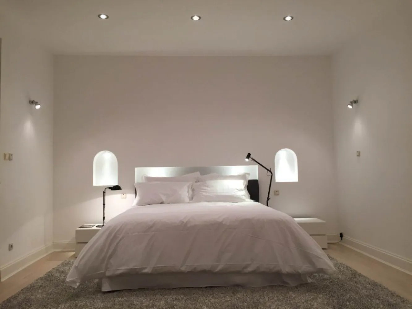 Str Belgrad, Capitale, Ap. tip duplex, 221mp: 122mp Hochparterre + 99mp Demisol - O oportunitate de a achiziţiona un apartament de lux situat într-o zonă exclusivistă. 
Acest apartament spectaculos se întinde pe două nivele, oferind un total de 221 mp.
Caracteristici principale:
Camere spaţioase şi luminoase, tavan înalt: 3,10 metri, creând o senzaţie de spaţiu şi libertate. Intrare spectaculoasă: impresionează din primul moment cu o intrare grandioasă şi primitoare.

La parter se afla trei camere, dressing, doua holuri, doua bai, spatiu depozitare mare iar la demisol se afla doua camere locuibile, bucatarie mare, camara, baie, spalatorie.
Suprafata utila totala este de 221 mp.

Acces facil la mijloace de transport, magazine, restaurante şi alte facilităţi. Zona este liniştită şi sigură, ideală pentru o viaţă de calitate. Posibilitate de amenajare personalizată în funcţie de nevoile şi preferinţele viitorului proprietar.