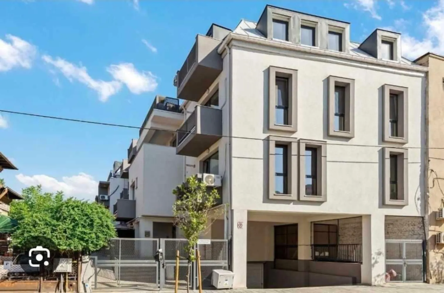Unic! Apartament 5 camera si curte de 210 mp, central - Iţi doreşti să locuieşti într-o locaţie centrală şi liniştită în acelaşi timp, sa ai acces rapid la toate mijloacele de transport in comun, scoli, licee, spital, piata Obor, mall? Sau sa-ti indeplinesti un obiectiv investitional indraznet, printr-un randament excelent, realizat din închiriere sau exploatare comerciala (bistro, restaurant, cafenea, sediu firma etc)?

Oportunitate unica in Bucuresti!!! 

Aceasta proprietate unica se afla la intersectia cartierelor Calea Moşilor, Obor, Foişorul de foc, Mihai Bravu, la parter, intr-un bloc unicat, finalizat in 2020. 

Apartamentul de 110 mp utili are: 4 dormitoare, 2 bai, 2 dressing, 1 spaţiu de zi (bucătărie SIPRO deschisă, loc de luat masa, living). Bucataria SIPRO se vinde cu electrocasnice de ultima generatie (plita si cuptor cu inductie BOSH, hota, masina spalat vase, masina spalat rufe). Apartamentul este incalzit prin sistem de incalzire in pardoseala. 

PROPRIETATEA are 2 intrari: prin scara blocului si separat, direct in curte. 
210 mp de curte proprie cu loc de joaca pentru copii, 2 terase, loc de foc

Optional se vand si doua locuri de parcare in garaj subteran.
Incalzire in pardoseala
Aer condiţionat
Centrala proprie
Usor reamenajabil.