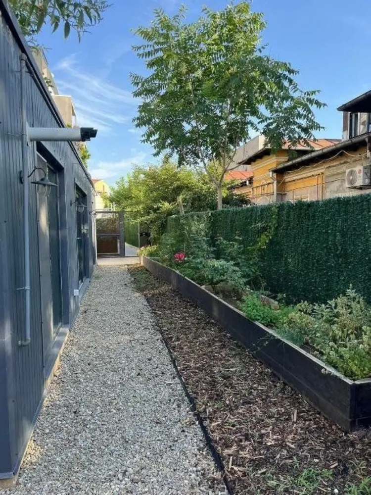 Unic! Apartament 5 camera si curte de 210 mp, central - Iţi doreşti să locuieşti într-o locaţie centrală şi liniştită în acelaşi timp, sa ai acces rapid la toate mijloacele de transport in comun, scoli, licee, spital, piata Obor, mall? Sau sa-ti indeplinesti un obiectiv investitional indraznet, printr-un randament excelent, realizat din închiriere sau exploatare comerciala (bistro, restaurant, cafenea, sediu firma etc)?

Oportunitate unica in Bucuresti!!! 

Aceasta proprietate unica se afla la intersectia cartierelor Calea Moşilor, Obor, Foişorul de foc, Mihai Bravu, la parter, intr-un bloc unicat, finalizat in 2020. 

Apartamentul de 110 mp utili are: 4 dormitoare, 2 bai, 2 dressing, 1 spaţiu de zi (bucătărie SIPRO deschisă, loc de luat masa, living). Bucataria SIPRO se vinde cu electrocasnice de ultima generatie (plita si cuptor cu inductie BOSH, hota, masina spalat vase, masina spalat rufe). Apartamentul este incalzit prin sistem de incalzire in pardoseala. 

PROPRIETATEA are 2 intrari: prin scara blocului si separat, direct in curte. 
210 mp de curte proprie cu loc de joaca pentru copii, 2 terase, loc de foc

Optional se vand si doua locuri de parcare in garaj subteran.
Incalzire in pardoseala
Aer condiţionat
Centrala proprie
Usor reamenajabil.
