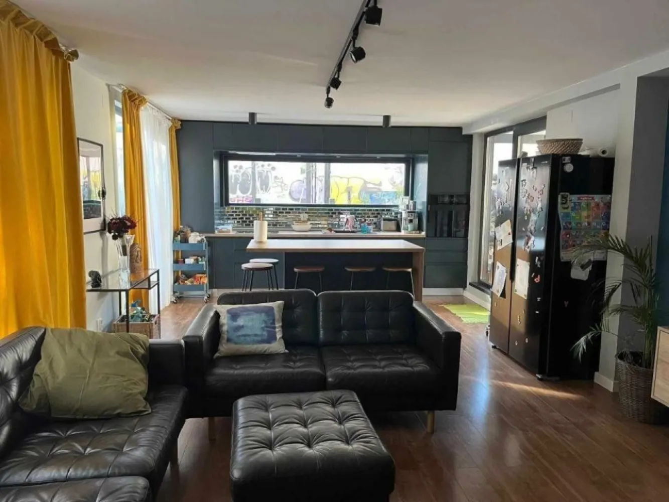 Unic! Apartament 5 camera si curte de 210 mp, central - Iţi doreşti să locuieşti într-o locaţie centrală şi liniştită în acelaşi timp, sa ai acces rapid la toate mijloacele de transport in comun, scoli, licee, spital, piata Obor, mall? Sau sa-ti indeplinesti un obiectiv investitional indraznet, printr-un randament excelent, realizat din închiriere sau exploatare comerciala (bistro, restaurant, cafenea, sediu firma etc)?

Oportunitate unica in Bucuresti!!! 

Aceasta proprietate unica se afla la intersectia cartierelor Calea Moşilor, Obor, Foişorul de foc, Mihai Bravu, la parter, intr-un bloc unicat, finalizat in 2020. 

Apartamentul de 110 mp utili are: 4 dormitoare, 2 bai, 2 dressing, 1 spaţiu de zi (bucătărie SIPRO deschisă, loc de luat masa, living). Bucataria SIPRO se vinde cu electrocasnice de ultima generatie (plita si cuptor cu inductie BOSH, hota, masina spalat vase, masina spalat rufe). Apartamentul este incalzit prin sistem de incalzire in pardoseala. 

PROPRIETATEA are 2 intrari: prin scara blocului si separat, direct in curte. 
210 mp de curte proprie cu loc de joaca pentru copii, 2 terase, loc de foc

Optional se vand si doua locuri de parcare in garaj subteran.
Incalzire in pardoseala
Aer condiţionat
Centrala proprie
Usor reamenajabil.